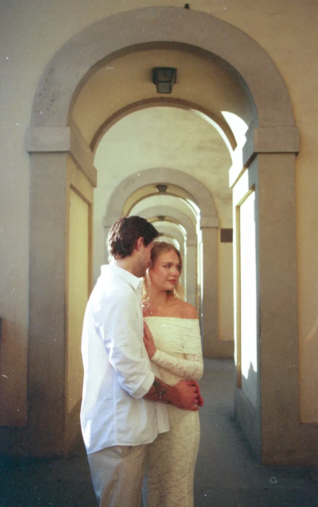 couple in florence corridoio vasariano